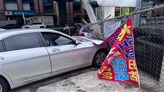 新／新莊重大車禍！賓士衝撞9機車4人傷