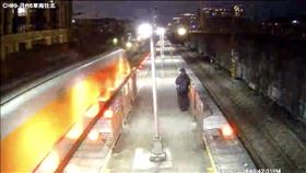 梁男在列車進站前就跳下軌道後躺平。（圖／翻攝畫面）
