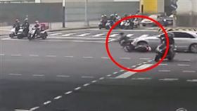 賓士因不明原因失控，直接將機車撞飛。（圖／翻攝畫面）