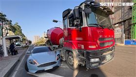 千萬超跑被咬一口，維修費恐怕是天文數字。（圖／翻攝畫面）