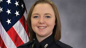 美國田納西州拉維爾涅市發生一起震驚社會的「淫亂警局」案，28歲女警霍爾（Maegan Hall）被發現與6名男警官不倫，還曾在上班時間與同事發生性行為，甚至與同事妻子玩3P，事件曝光後，霍爾被解雇，但隨後她對市政府提起訴訟，聲稱執勤期間被迫提供性服務，慘遭多名男同事性侵，最終她與市政府達成和解，獲得50萬美元（約新台幣1634萬元）賠償。