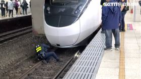 台北車站傳出落軌事件，郭男全身擦挫傷送醫救治。（圖／翻攝畫面）