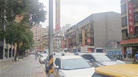 警方在車陣中穿梭，試圖逮到假車牌駕駛。（圖／翻攝自我們是新店人!! 好山好水，就是愛新店）