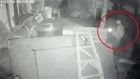 兇殘，彰化福興鄉福寶村，男子半夜闖文蛤池，持槍近距離射殺，槍殺2狗1死1重傷，(圖／翻攝畫面)