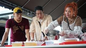 八弟（左起）、阿龐跟董仔一起出外景。（圖／公視台與台提供）