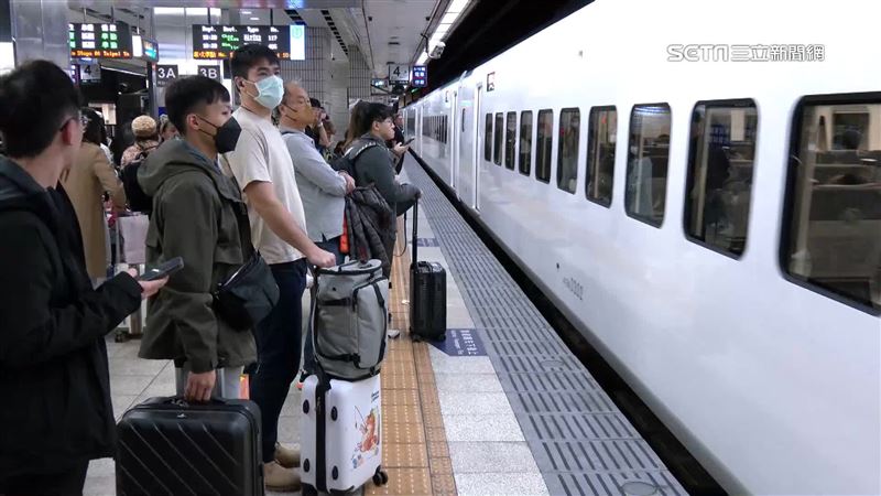 台鐵落軌1至9月25件！高雄試辦增設月台門