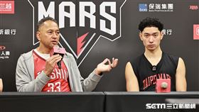 ▲雷克斯、雷蒙恩父子檔賽前受訪。（圖／記者劉彥池攝影）