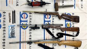 台北市刑大偵八隊攻堅逮捕陳男，並起獲3把改造長槍。（圖／翻攝畫面）