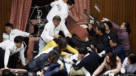 藍白昨日在立法院表決通過備受爭議的「公職人員選舉罷免法」、「憲法訴訟法」及「財政收支劃分法」等修法被英國媒體報導。（圖擷取自 每日電訊報）