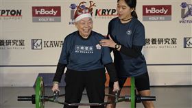 銀髮硬舉大賽　90歲鄭陳金梅參賽練健康「聖誕老人六角槓硬舉大賽」為全台唯一銀髮硬舉大賽，今年邁入第4屆，21日在台北松山文創園區舉行，90歲鄭陳金梅（左）不畏帕金森氏症，靠訓練克服手腳無力，開心現身參賽。中央社記者徐肇昌攝　113年12月21日
