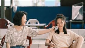 演員韓寧（右）開腿釣蝦，大剌剌動作與平常形象大不同。（圖／公視提供）