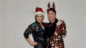 姚黛瑋（左）跟洪毛（右）擔任《愛的榮耀》殺青酒主持人，姚黛瑋透露殺青後就當場剪頭髮、染頭髮告別「大媽咪」角色。（圖／民視提供）