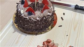 高雄市衛生局稽查知名連鎖麵包店蛋糕高雄市某知名連鎖麵包店遭民眾投訴草莓蛋糕的草莓發霉，衛生局21日派員前往查察，現場無同款蛋糕，稽查人員現場檢視巧克力蛋糕上的草莓並無發霉情形，也抽驗不同草莓蛋糕產品檢驗黴菌。（高雄市衛生局提供）中央社記者林巧璉傳真  113年12月21日