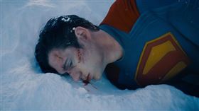 《超人》日前釋出前導預告，第一幕就是新超人吐血躺雪地上慘況。（圖／翻攝自華納兄弟YT頻道）