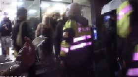 信義區超商前糾紛，男怒摔咖哩飯。（圖／翻攝畫面）