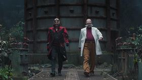 金凱瑞一人分飾兩角。（圖／UIP提供）