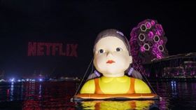 《魷魚遊戲2》最大英熙娃娃在高雄　11萬人朝聖場面超壯觀（圖／Netflix提供）