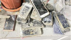 溪頭自然教育園區大學池清淤 撈出多部手機溪頭自然教育園區大學池是熱門景點，園方近期排出池水、清除淤泥並修復邊坡砌石等，清淤期間還撈出多個不同世代iPhone（圖）等3C產品。（國立台灣大學生物資源暨農學院實驗林管理處提供）中央社記者蕭博陽南投縣傳真 113年12月21日