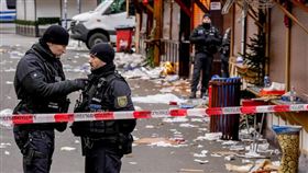 德國馬德堡市發生男子駕車衝撞耶誕市集人群的攻擊事件，現場拉起封鎖線。（圖／美聯社／達志影像）