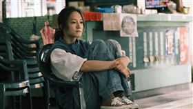 韓寧大剌剌動作與平常形象大不同。（圖／公視提供）