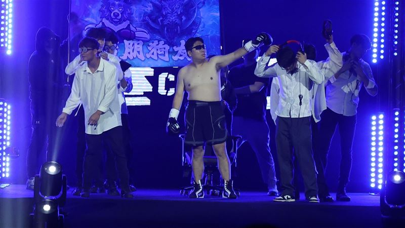 新／《拳上》開打！小巨蛋暴動喊「統神」