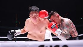 統神和蹦闆廝殺到最後一回合。（圖／記者鄭孟晃攝影）