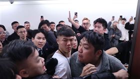 統神、蹦闆雙方人馬爆發衝突，統神被打好幾拳。（圖／記者鄭孟晃攝影）