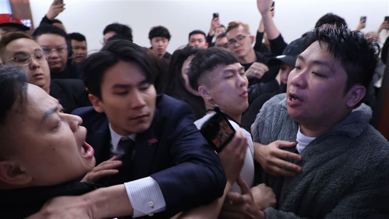 統神遭蹦闆「兄弟」尻頭氣炸喊告