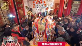 ▲大庄媽入火安座，眾人齊喊進喔，場面浩大感動。（圖／寶島神很大）