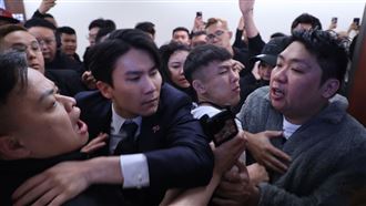 蹦闆道歉了：會給交代！黑衣人身份曝光