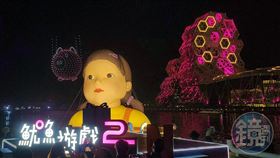 巨型英熙娃娃點燈儀式在週六晚間登場，並有由600台無人機帶來的精彩大秀，吸引11萬人參與。（圖／翻攝自鏡週刊）