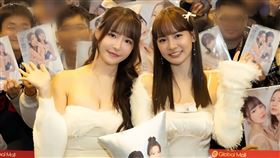 元元（左）與林莎二度合體推出雙人寫真書。（圖／尖端出版提供）