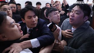 統神遭蹦闆兄弟圍毆打頭　警帶回2黑衣男