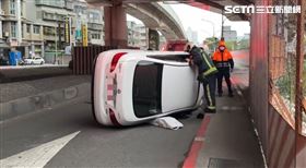 信義區市民大道四段、光復南路口自撞車禍。（圖／翻攝畫面）