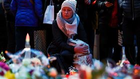 馬德堡市（Magdeburg）發生男子駕車衝撞耶誕市集人群的攻擊事件後，許多民眾至一間俯瞰市集的教堂獻花並悼念死者。（圖／路透社／達志影像）