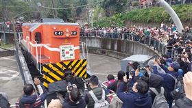 　臺鐵莒光號專列，從新左營站出發，直達內灣支線，成為2024年臺鐵開行的最後一列專列火車。　臺鐵提供