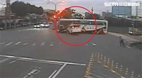 驚悚！台中男開3百萬阿法 對決遊覽車超慘(圖/翻攝畫面)