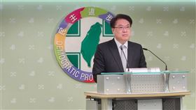 林右昌轉述賴清德談話民進黨秘書長林右昌18日在民進黨中常會會後記者會轉述表示，兼任民進黨主席的總統賴清德希望立法院議案審查，充分尊重民主程序，朝野應該有更多的時間和空間進行討論協商，才是真正民主之道。中央社記者葉素萍攝  113年12月18日