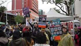 青鳥立院外抗議強行修法　號召連署罷免藍委立法院會20日在衝突中以舉手表決三讀修正通過選罷法部分條文。公民團體下午仍持續在立法院外集結抗議國民黨強推法案，現場並有人員高舉海報，號召民眾加入連署、罷免國民黨立委。中央社記者裴禛攝  113年12月20日