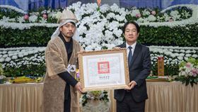 賴清德總統今（22）日頒贈總統府國策顧問彭添富褒揚令。（圖／總統府提供)