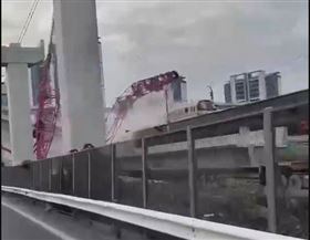 中捷翻版！吊臂掉落軌道　上海地鐵迎面撞（圖／翻攝ＹＴ、微博）