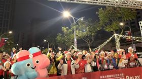 新北歡樂耶誕城馬拉松接力賽開跑新北歡樂耶誕城首度舉辦耶誕馬拉松接力賽，22日一早開跑，許多跑者頭戴耶誕帽參與，讓街道充滿耶誕節的熱鬧氛圍。（新北市觀旅局提供）中央社記者王鴻國傳真  113年12月22日