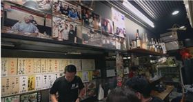 一名男網友分享，他近日前往日本廣島旅遊時，因看了網紅推薦，走進一間廣島燒店用餐，怎料竟被「坐地起價」。（圖／擷取自YouTube／TommyTommy Japan）

