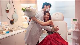 金曲歌后艾怡良（右）飾演為愛整形的媽媽桑，殺青與温昇豪（左）擁抱。（圖／六魚文創提供）