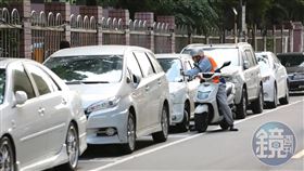 警方提醒駕駛人，路邊停車應該先打方向燈，提醒後方車輛自己的行車動向。（示意圖／翻攝自鏡週刊）