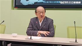 民進黨立法院黨團總召柯建銘今（22）日舉行「違法的立法院長摧毀了立法院」。（圖／記者盧素梅攝影)