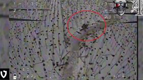 社群平台X流出一段影片，一名北韓士兵朝一架無人機開槍掃射，卻誤傷、擊斃隊友，離譜畫面引起熱議，也應證北韓士兵缺乏實戰經驗、欠缺專業訓練等問題。