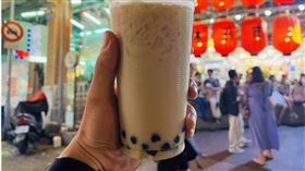 男子愛喝奶茶患痛風，雙手長滿結石。（示意圖／photoAC）