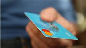 陳先生於去年發現1張不常用的信用卡裡莫名少了人民幣2萬元。（示意圖／pixabay）