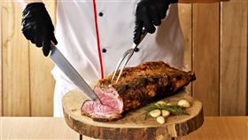 內層豐腴軟嫩、油脂適中的爐烤美國牛。（圖／飯店旅宿業者提供）
